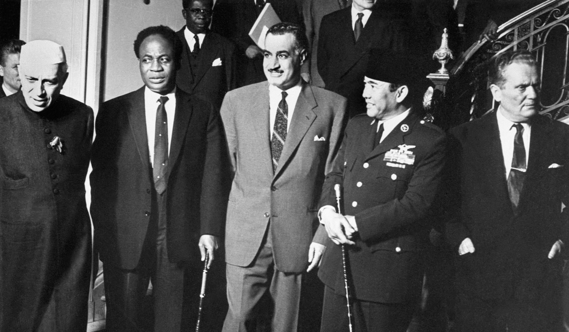Bugün Gelişmekte Olan Dünya’daki uluslararası oluşumlar olarak Şanghay İşbirliği Örgütü (ŞİÖ), BRICS, Kuşak ve Yol Girişimi ve bunlarla ilgili kuruluş ve etkinlikler öne çıkıyor. ŞİÖ’nün Özbekistan’ın Semerkant kentinde düzenlenen 22’nci Zirvesi’nde liderler bir arada (Fotoğraf: Xinhua, 2022).