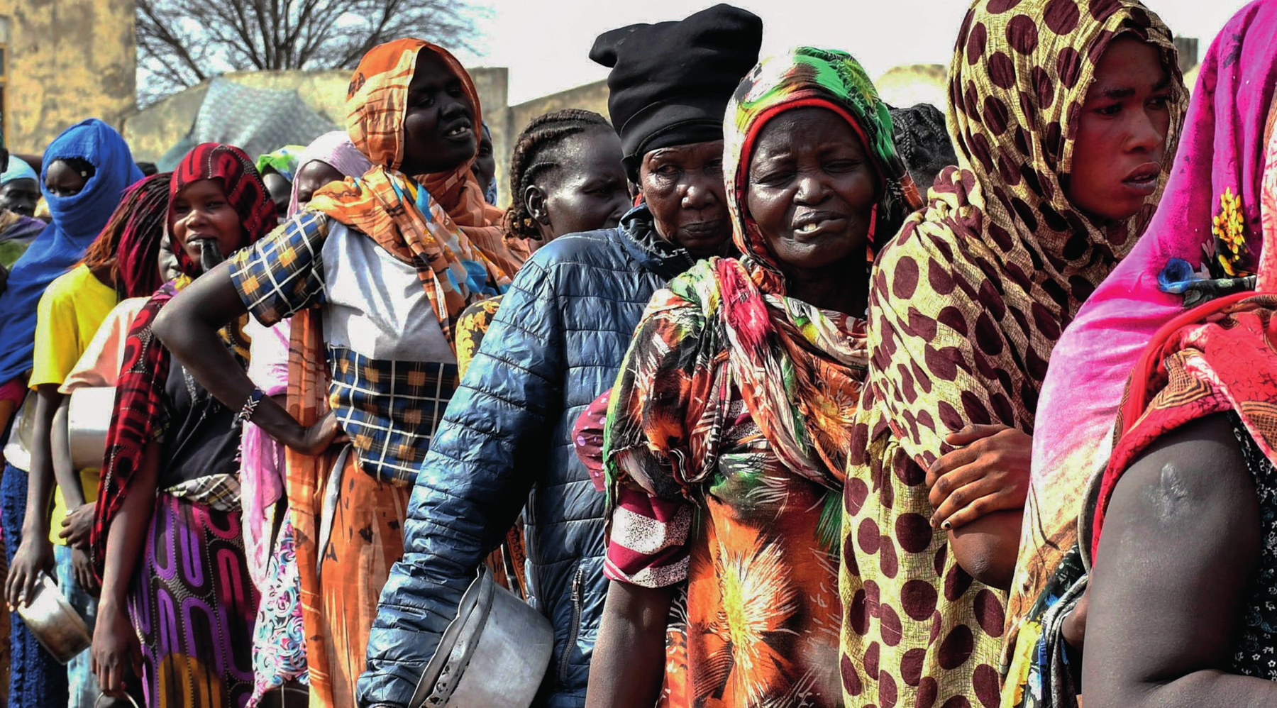 “Afrika’daki sömürgecilik sonrası devlet, genellikle sosyoekonomik faktörlerden kaynaklanan kabileler arasındaki gerilimleri yeniden üretti.” 2023’te Sudan’daki çatışmalardan kaçan insanların güneye göçünden bir görüntü (Fotoğraf: CGTN, 2023).