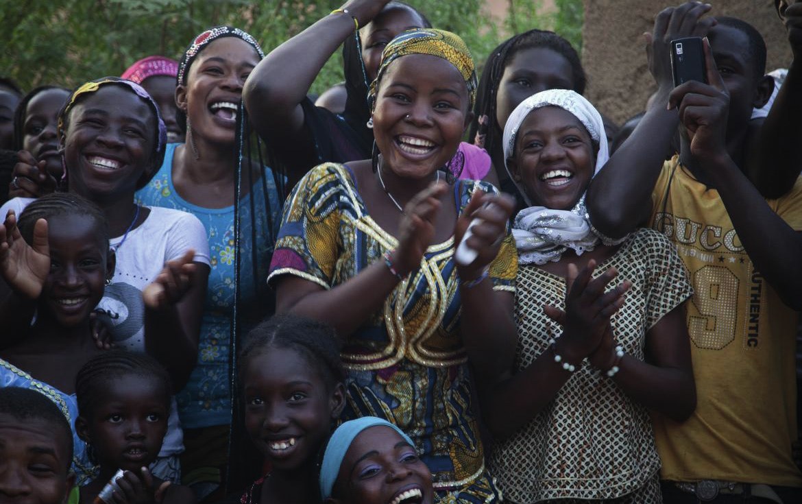 “2030 yılına kadar Afrika nüfusunun %75’i 35 yaşın altında olacak ve 15-24 yaş arası genç Afrikalıların sayısı 2080 yılında 500 milyona ulaşacaktır” (Fotoğraf: The Sudan Times, 2024).