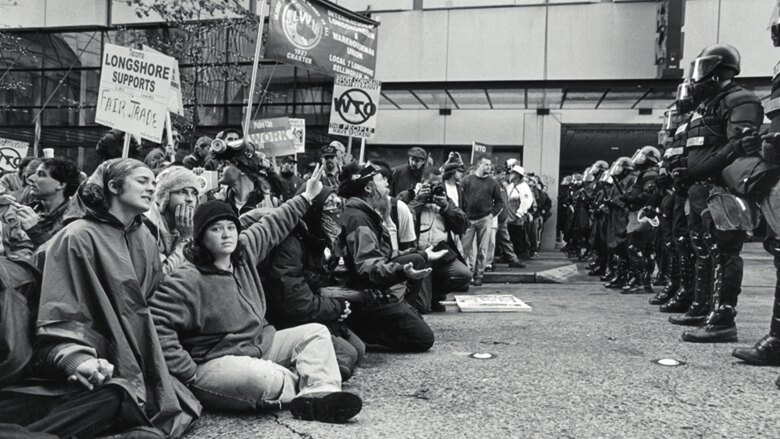 1999’da Seattle’da yapılan Dünya Ticaret Örgütü (DTÖ) konferansı sırasında küreselleşme karşıtı yaygın protestolar düzenlendi (Fotoğraf: Progressive, 2019).