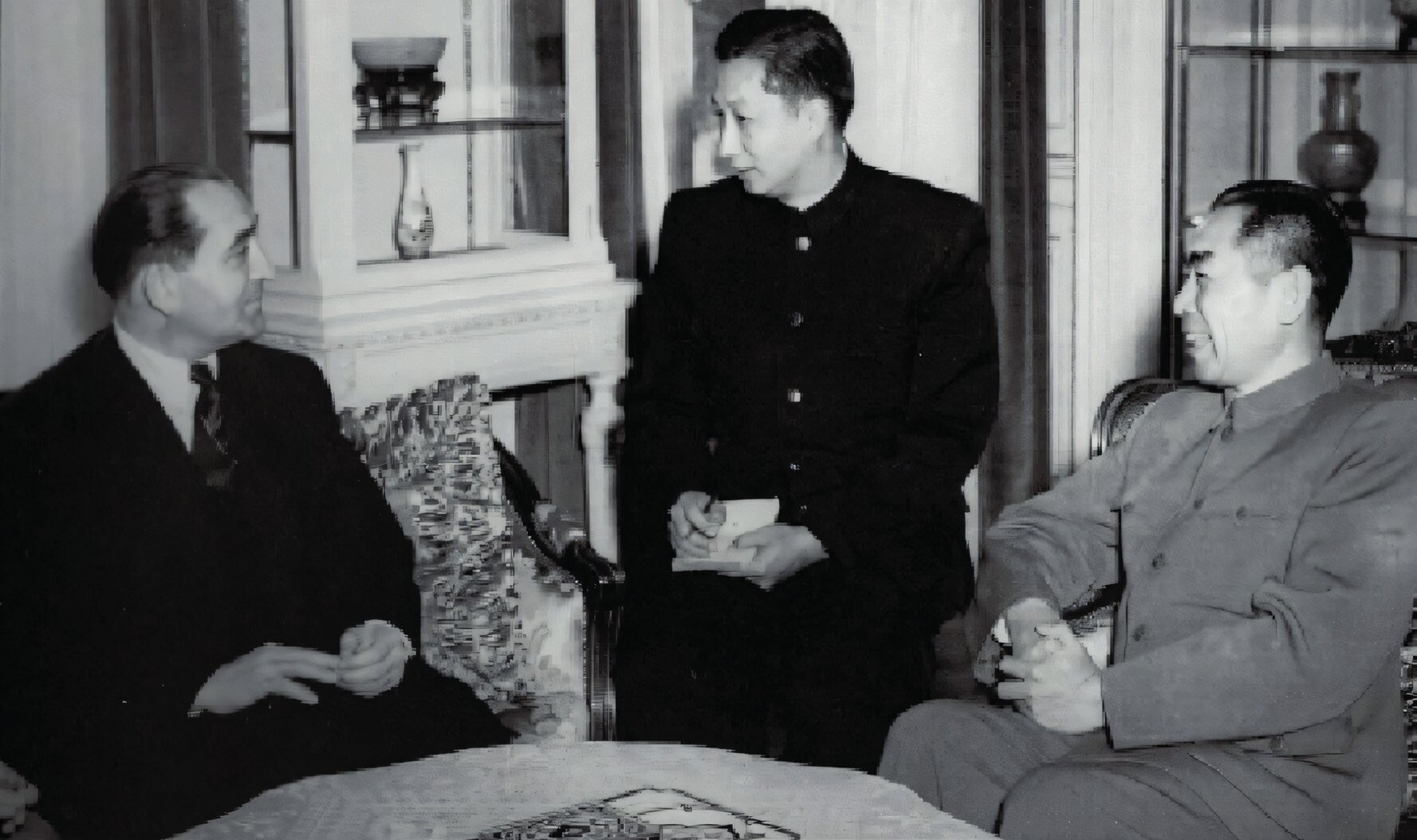 10 Haziran 1954’te ÇHC Başbakanı ve Dışişleri Bakanı Zhou Enlai (sağda) ile Fransa Başbakanı ve Dışişleri Bakanı Pierre Mendès France (solda), ilk kez İsviçre'deki Çin Büyükelçiliği'nde diplomatik ilişki kurulması konusunu görüştüler (Fotoğraf: China Daily, 2021).
