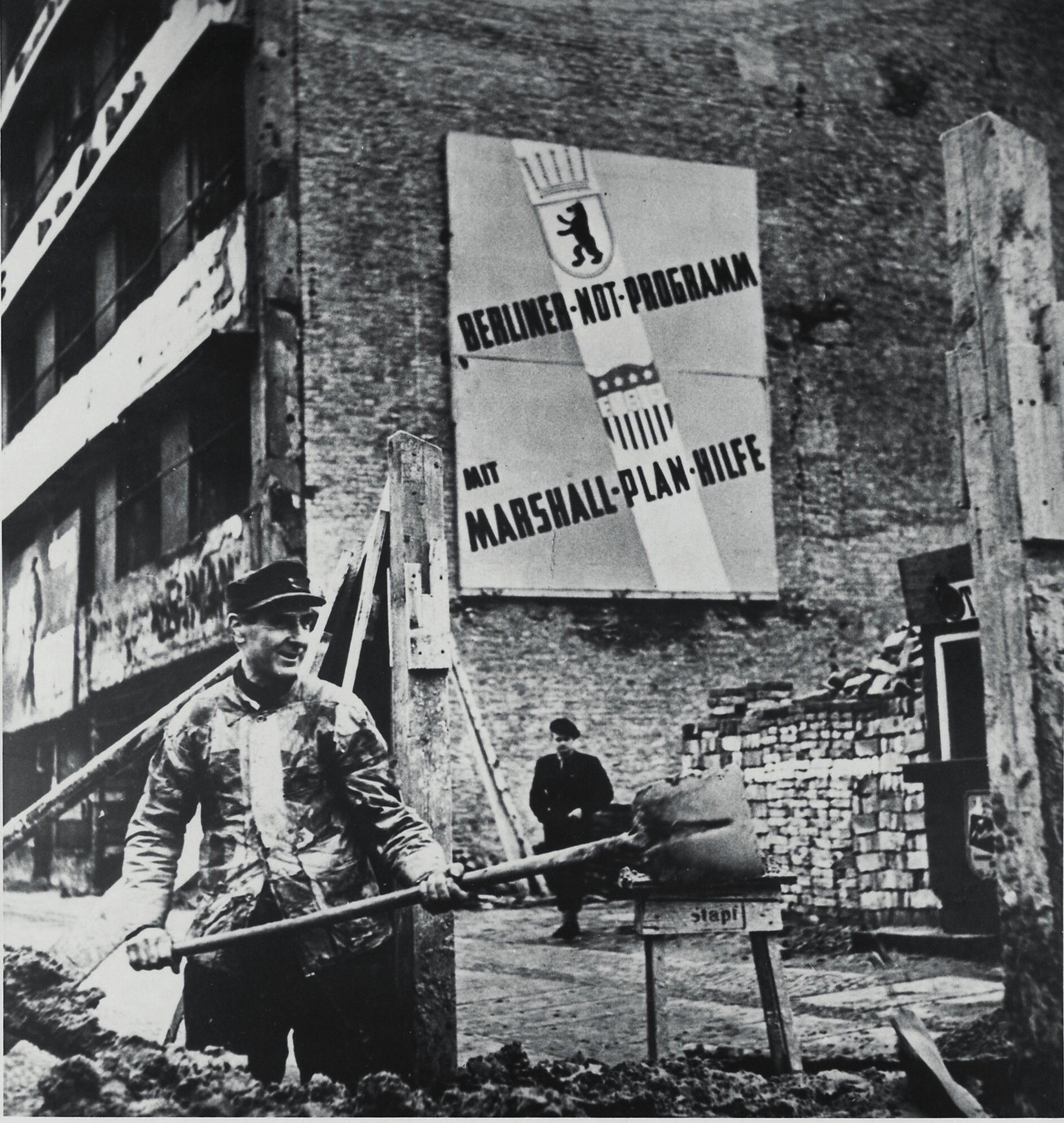 “ABD, Marshall Planı ile 1945’ten sonra Batı Avrupa’da yeniden sanayileşmeyi teşvik etti. Ancak bu fonlar sadece solcu, komünist, anti-faşist partiler ve Charles de Gaulle gibi milliyetçi politikacılar hükümetten uzaklaştırıldığında kullanılabildi” (Fotoğraf: National Archives, 2024).