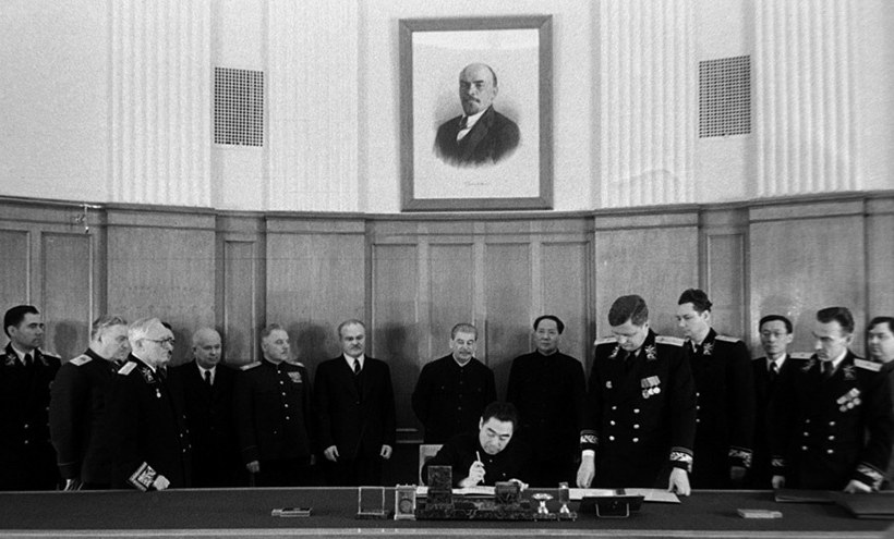 14 Şubat 1950’de Moskova'da Çin-Sovyet Dostluk, İttifak ve Karşılıklı Yardım Antlaşması imzalandı. Anlaşmayı Çin hükümeti adına Başbakan ve Dışişleri Bakanı Zhou Enlai imzaladı. Bu, Yeni Çin ile yabancı bir ülke arasında imzalanan ilk antlaşmaydı (Fotoğraf: China.org, t.y.).