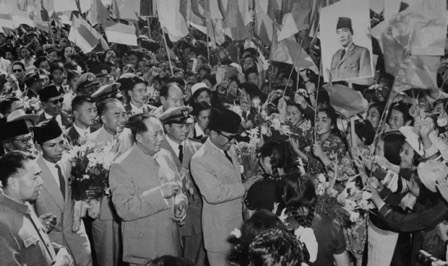 30 Eylül 1956’da Mao Zedung, Zhu De, Zhou Enlai ve diğer Çin yöneticileri Endonezya Devlet Başkanı Sukarno ve maiyetini Başkent Havaalanı’nda karşıladılar (Fotoğraf: The Paper, 2019).