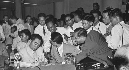 Bandung Konferansı'na ara verildiği sırada her partiden insan Başbakan Zhou Enlai'den hatıra olarak imza istedi (Fotoğraf: Qian Sijie/Xinhua, 1955).