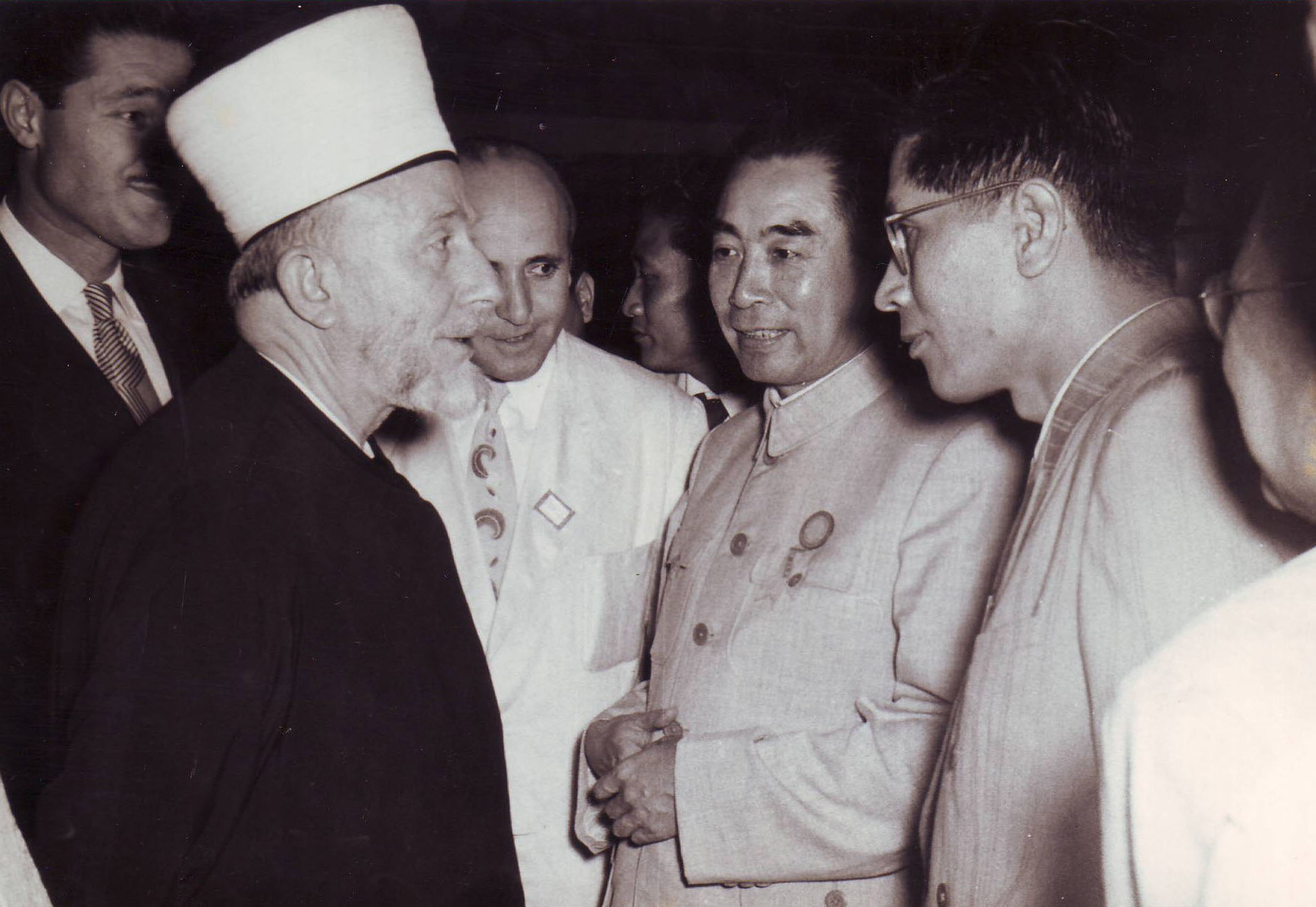 Filistin'den gelen Gözlemci Heyet temsilcisi Müftü Amien El Husaini, Bandung Konferansı sırasında ÇHC Başbakanı Zhou Enlai ile birlikte (Fotoğraf: UNESCO, 2015).