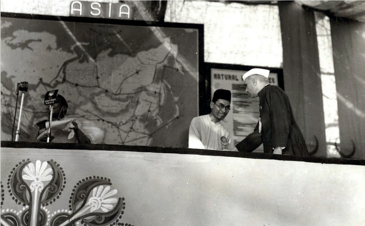 Jawaharlal Nehru, 31 Mart-1 Nisan 1947’de Yeni Delhi'de düzenlenen Asya İlişkileri Konferansı’nda Malay Delegasyonu Başkanı Dr. Burhaneddin’i selamlarken (Fotoğraf: Malaya Ganapathy, 2022).