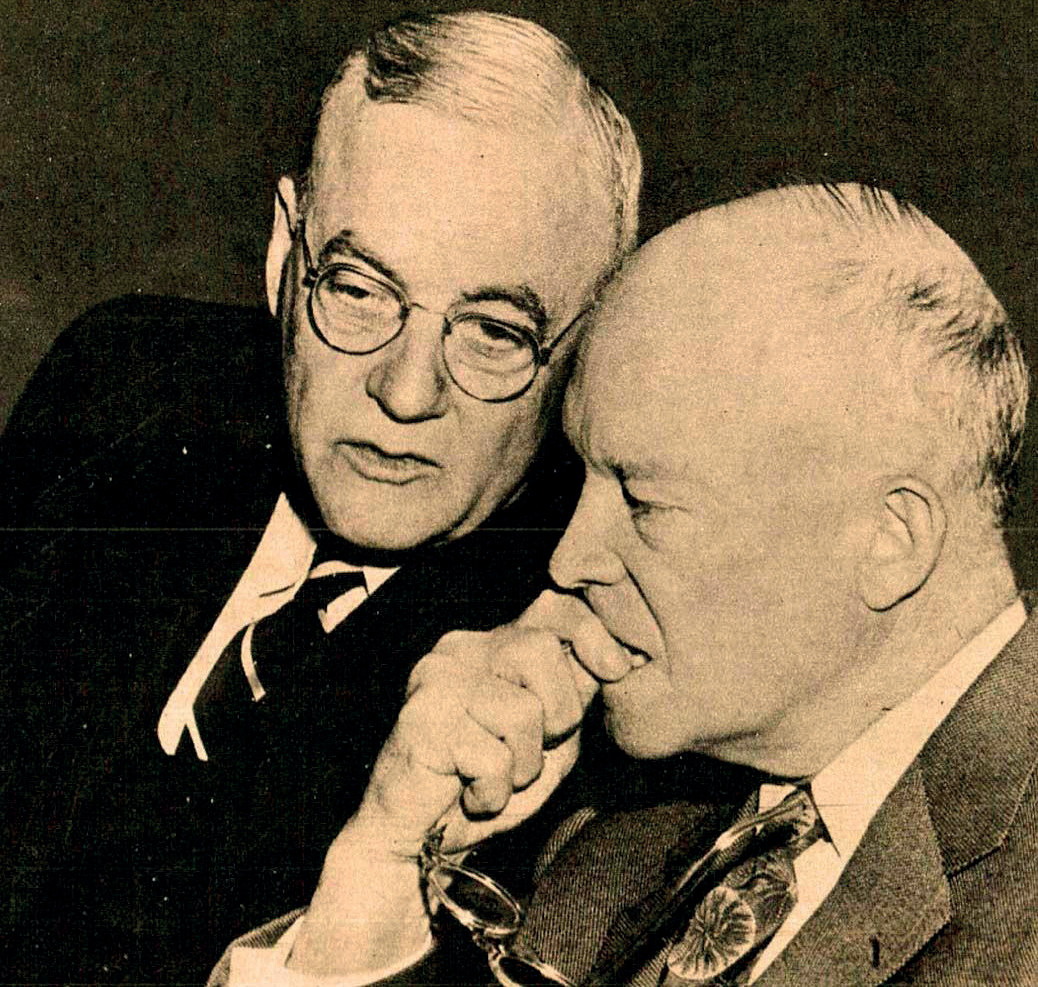 ABD Başkanı Dwight D. Eisenhower (sağda) Dışişleri Bakanı John Foster Dulles ile (Fotoğraf: George Washington Üniversitesi NSA Arşivi, t.y.).