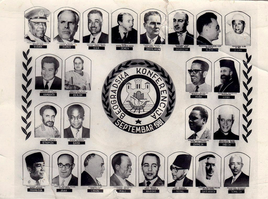 1961 yılında resmileşecek olan Bağlantısızlar Grubu’nun ortaya çıkması, Asya-Afrika ülkelerinin Birleşmiş Milletler içinde etkili bir blok olarak belirmeleri gibi uluslararası dengeleri etkileyen sonuçları doğurur (Fotoğraf: NAMyouth, t.y.).