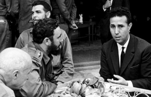 Cezayir lideri Ahmed Ben Bella (solda), 1962 yılında Küba'ya yaptığı ziyaret sırasında Che Guevara (ortada) ve Fidel Castro ile bir arada (Fotoğraf: Picyrl, t.y)