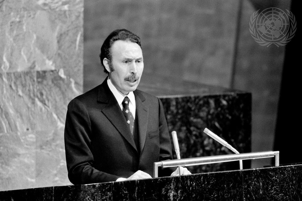 Cezayir Devrim Konseyi ve Bakanlar Kurulu Başkanı Houari Boumediene, BM Genel Kurulu'na hitap ederken görülüyor (Fotoğraf: BM, 1974).