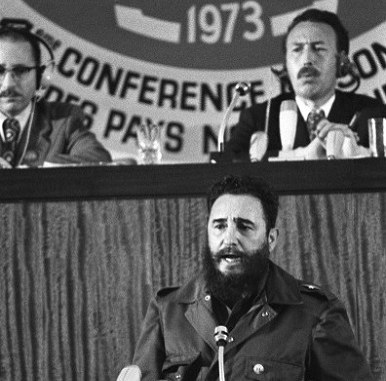 Küba lideri Fidel Castro Cezayir’de düzenlenen Bağlantısızlar Hareketi Zirvesi’nde kürsüde konuşurken, arkada Cezayir Devlet Başkanı Boumedienne, 1973 (Fotoğraf: Küba Dışişleri Bakanlığı, 2023).