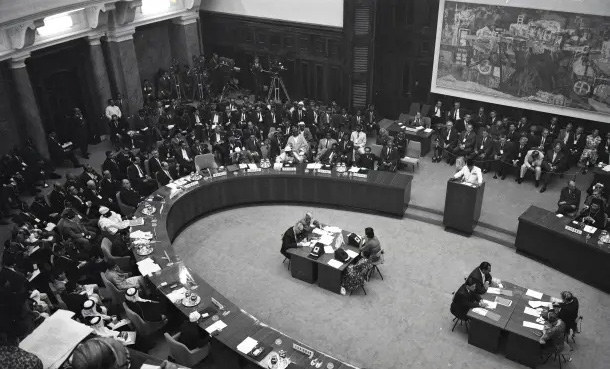Birinci Bağlantısız Ülkeler Devlet ve Hükümet Başkanları Konferansı delegasyonları (Fotoğraf: UNESCO, t.y.).
