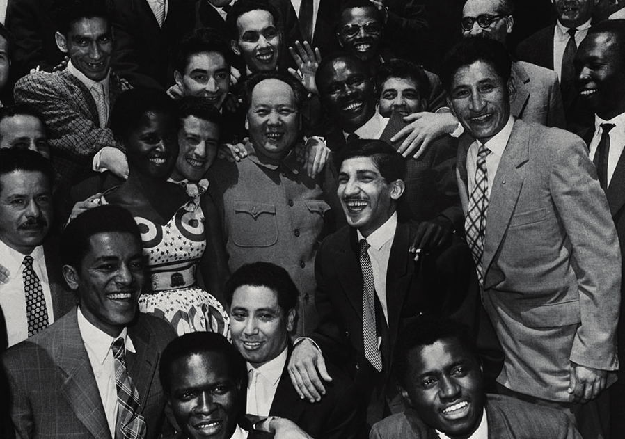 “In terms of global governance, China wielded significant influence in the Third World, making it a force that could not be ignored on the world stage”. Mao Zedong with youth from Asia, Africa, and Latin America, 1959 (Photo: Hou Bol/China Daily, 2017).