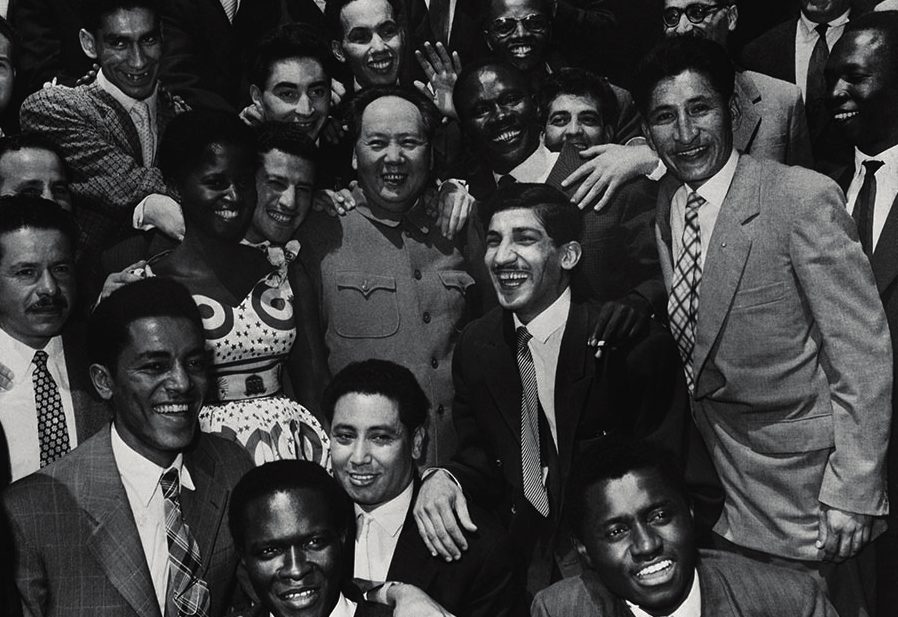 “Çin, Üçüncü Dünya’da önemli bir etkiye sahipti ve bu da onu dünya sahnesinde göz ardı edilemeyecek bir güç haline getirdi”. Mao Zedung, Asya, Afrika ve Latin Amerika'dan gelen gençlerle, 1959 (Fotoğraf: Hou Bol/China Daily, 2017) (Fotoğraf: China Daily, 2017).