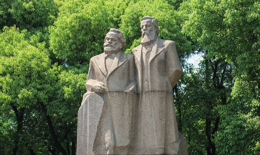 “Marx ve Engels klasik Marksist politik ekonomiyi kurmuş, çağdaş Marksist politik ekonomi onu miras alıp geliştirmiştir.” Şanghay'daki bir parkta Karl Marx ve Friedrich Engels'in heykelleri (Fotoğraf: VCG/China Daily, 2018).