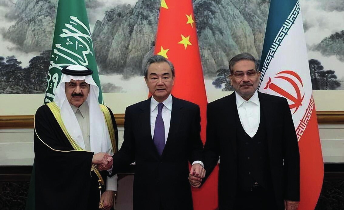 Suudi Arabistan Devlet Bakanı Musaad bin Mohammed Al-Aiban(solda), Çin Halk Cumhuriyeti Dışişleri Bakanı Wang Yi (ortada), İran Ulusal Güvenlik Yüksek Konseyi Genel Sekreteri Ali Şemhani (sağda). Çin’in Pekin’de, Mart 2023’te İran ve Suudi Arabistan arasında bir yakınlaşma sağlamak için oynadığı rol son derece önemlidir (Fotoğraf: CGTN, 2023).