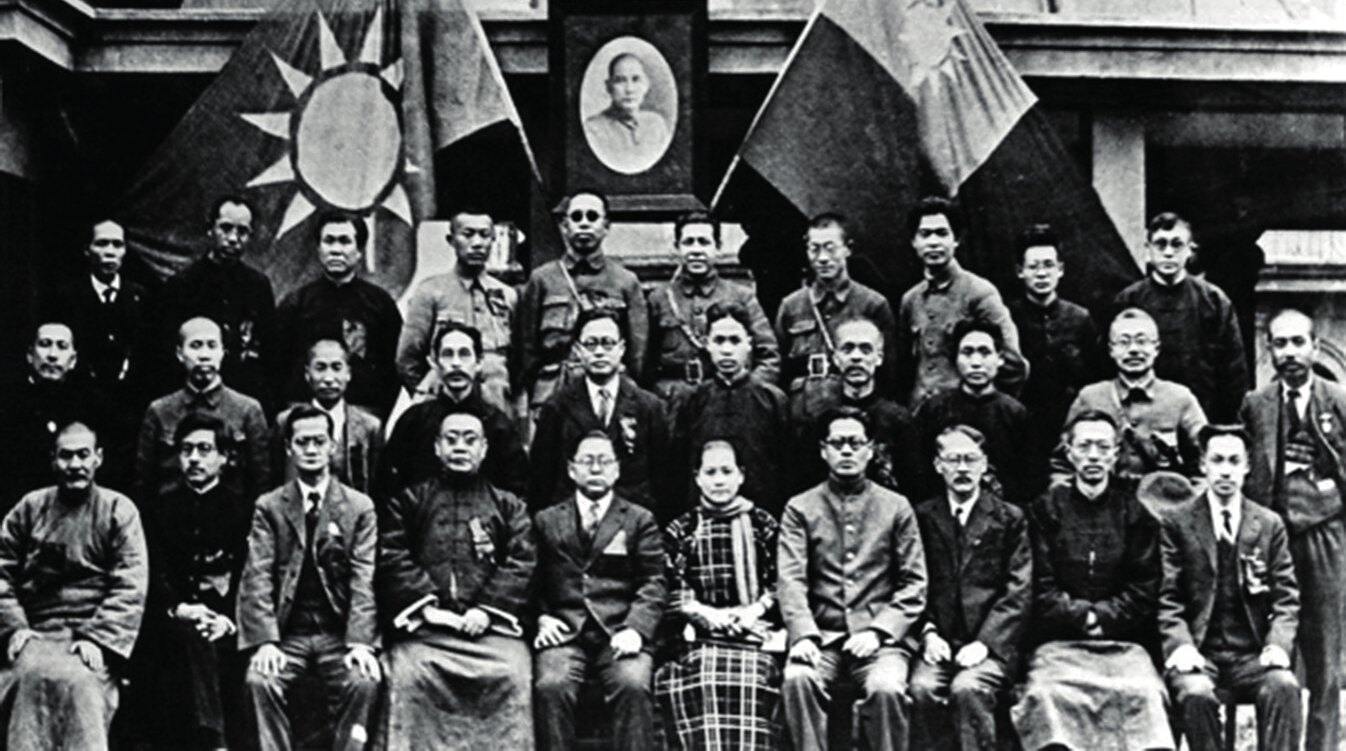 10-17 Mart 1927 tarihlerinde Mao Zedung ve Dong Biwu, Guomindang'ın İkinci Ulusal Kongresi'nin Wuhan'daki Üçüncü Genel Oturumu’na katıldılar. Fotoğrafta, toplantı sırasında delegelerin Wuhan Ulusal Hükümet Binası önünde toplu fotoğraf çektirdiği görülüyor. İkinci sıra: Dong Biwu (soldan ikinci) ve Mao Zedung (sağdan üçüncü) (Fotoğraf: Sohu, 2023).