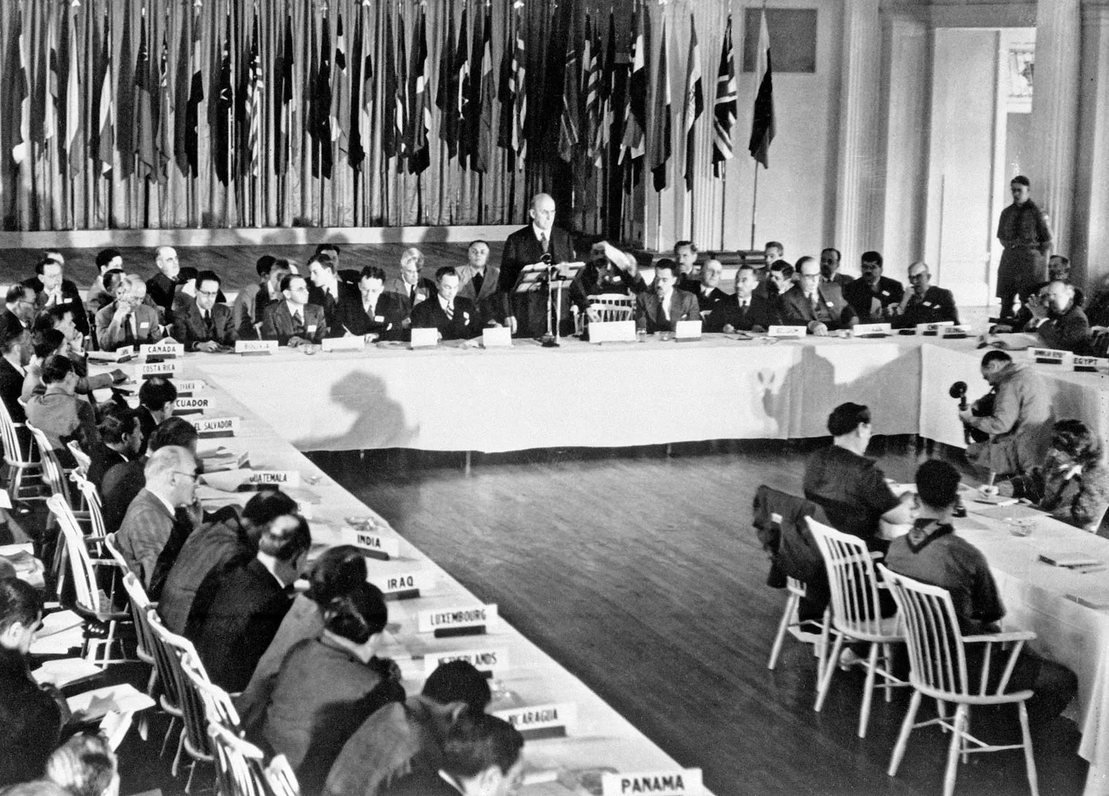 “1944 yılında, İkinci Dünya Savaşı sona ererken, Müttefik ülkeler Bretton Woods’ta bir araya gelerek yeni bir finansal yapı tasarladılar” (Photo: britannica.com, t.y.).