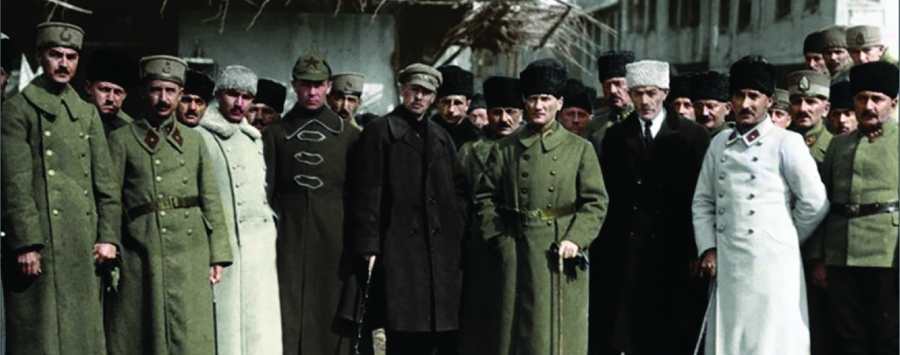 31 Mart 1922, Afyonkarahisar, Mustafa Kemal Atatürk ve Rusya Sovyet Federatif Sosyalist Cumhuriyeti heyeti. Soldan sağa: Batı Cephesi Komutanlığı Kurmay Başkanı Asım Gündüz, Batı Cephesi Komutanı Tümgeneral İsmet İnönü, Sovyet Rusya temsilcisi K.K. Zvonarev, Sovyet Rusya Büyükelçisi Semyon Aralov, Azerbaycan Sovyet Sosyalist Cumhuriyeti Temsilcisi İbrahim Ebilov ve Birinci Ordu Komutanı Ali İhsan (Afyon Kocatepe Üniversitesi, 2023).