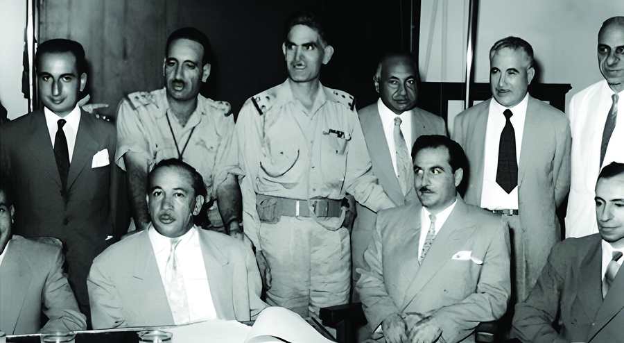 Baasçılık fikrinin ve Baas Siyasal Hareketi'nin fikir babası, sosyolog Mişel Eflak (ön sıra sağdan birinci) Irak'ta 14 Temmuz 1958 İhtilali üyeleri ile birlikte (TRT, 2020).