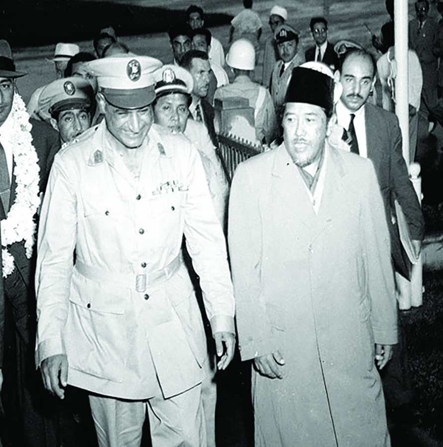 1956-1970 yıllarında Mısır'ın ikinci cumhurbaşkanı olarak görev yapan Cemal Abdülnasır Hüseyin (solda), 1955 yılında Bağlantısızlar Hareketi'nin kurulduğu Bandung Konferansı'nda. (Xinhua, 2015).