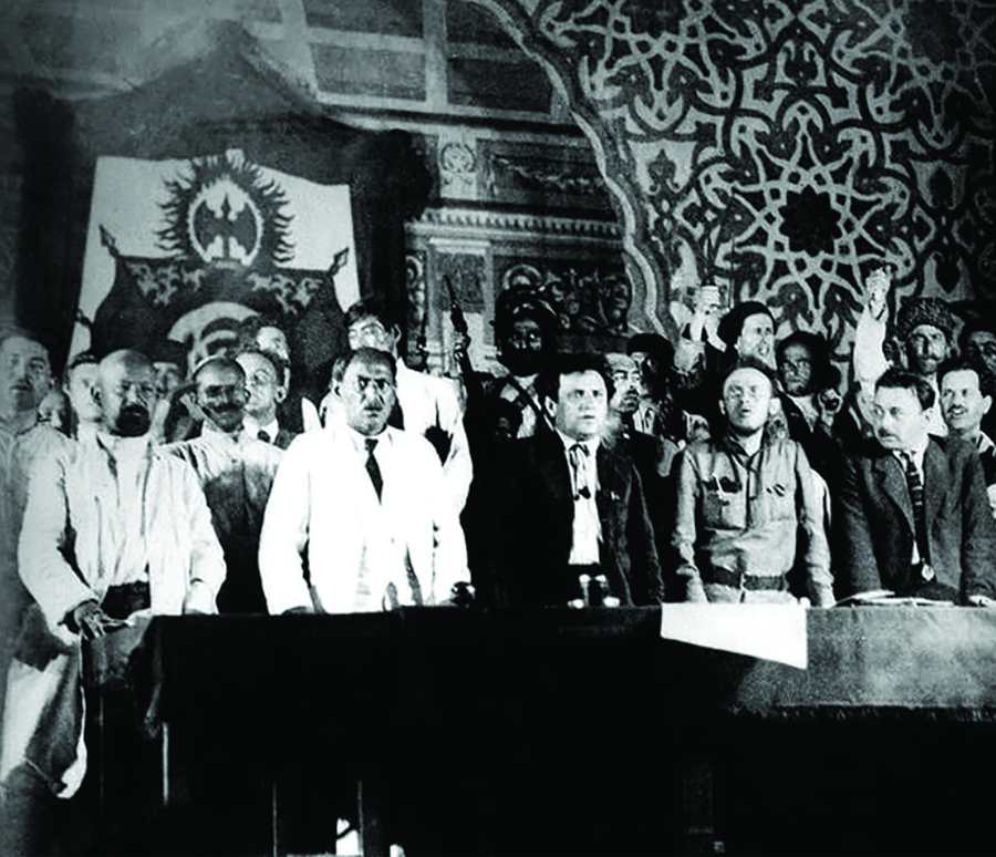 Nerimanov: ‘Paşam, gardaş gardaşa borç vermez, el tutar." Bakü Doğu Halkları Kongresi. Kürsüde (soldan ikinci) N. Nerimanov, G. Zinoviev, K. Radek. Bakü, Eylül 1920 (Azerbaycan Cumhurbaşkanlığı Kütüphanesi, 1920).
