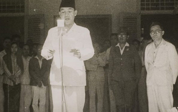 Başkan Sukarno, 17 Ağustos 1945’te Jakarta’da Endonezya Cumhuriyeti Bağımsızlık Bildirgesi’ni okuyor (Fotoğraf: UMSU Hukuk Fakültesi, 2024).