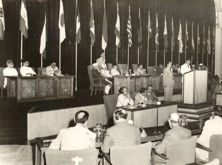 Başkan Sukarno, Bandung Konferansı’nda konuşurken (Fotoğraf: SMKAA, 2024).
