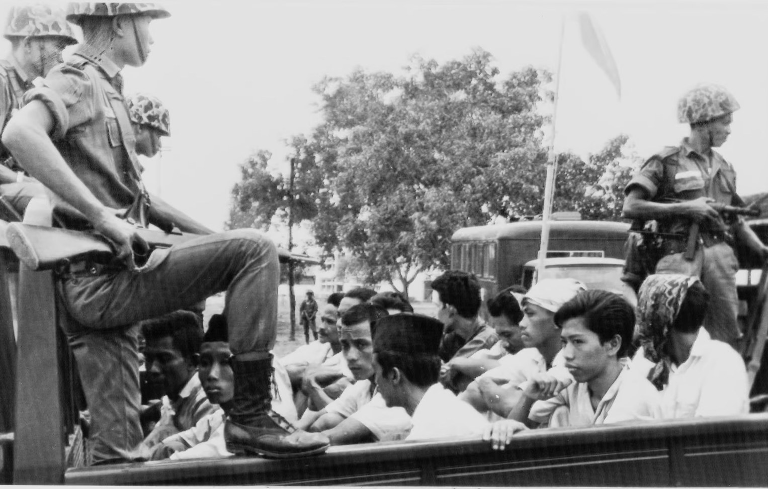 Suharto liderliğindeki rejim yönetiminde 1965’ten 1966’ya kadar çok sayıda Komünist Parti üyesi ve solcu zulme maruz kaldı ve yüz binlerce kişi katledildi. Parti üyeleri başkent Cakarta’daki bir hapishaneye nakledilirken (Fotoğraf: [NTB Scanpix] Norveç Mülteci Konseyi, 2015).
