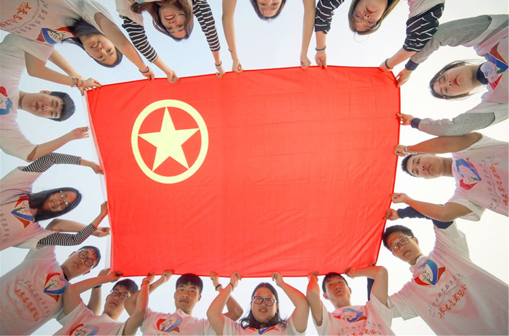 Jiangsu eyaletinin Zhenjiang kentindeki üniversite öğrencileri, 4 Mayıs Hareketi’nin 100. yıldönümünü kutlamak için Komünist Gençlik Birliği bayrağı tutuyor (Fotoğraf: China Daily, 2019).