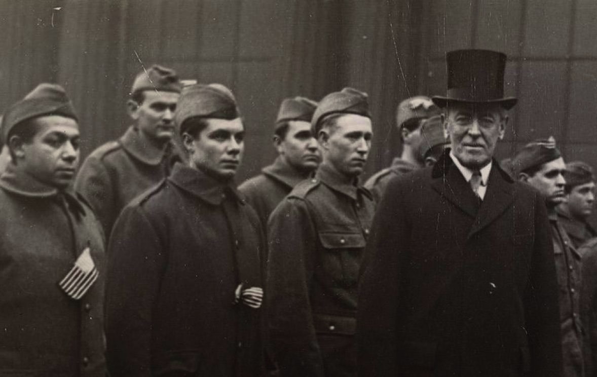Woodrow Wilson, Paris’e giderken Londra’da birlikleri denetliyor (Fotoğraf: The World War, t. y.).