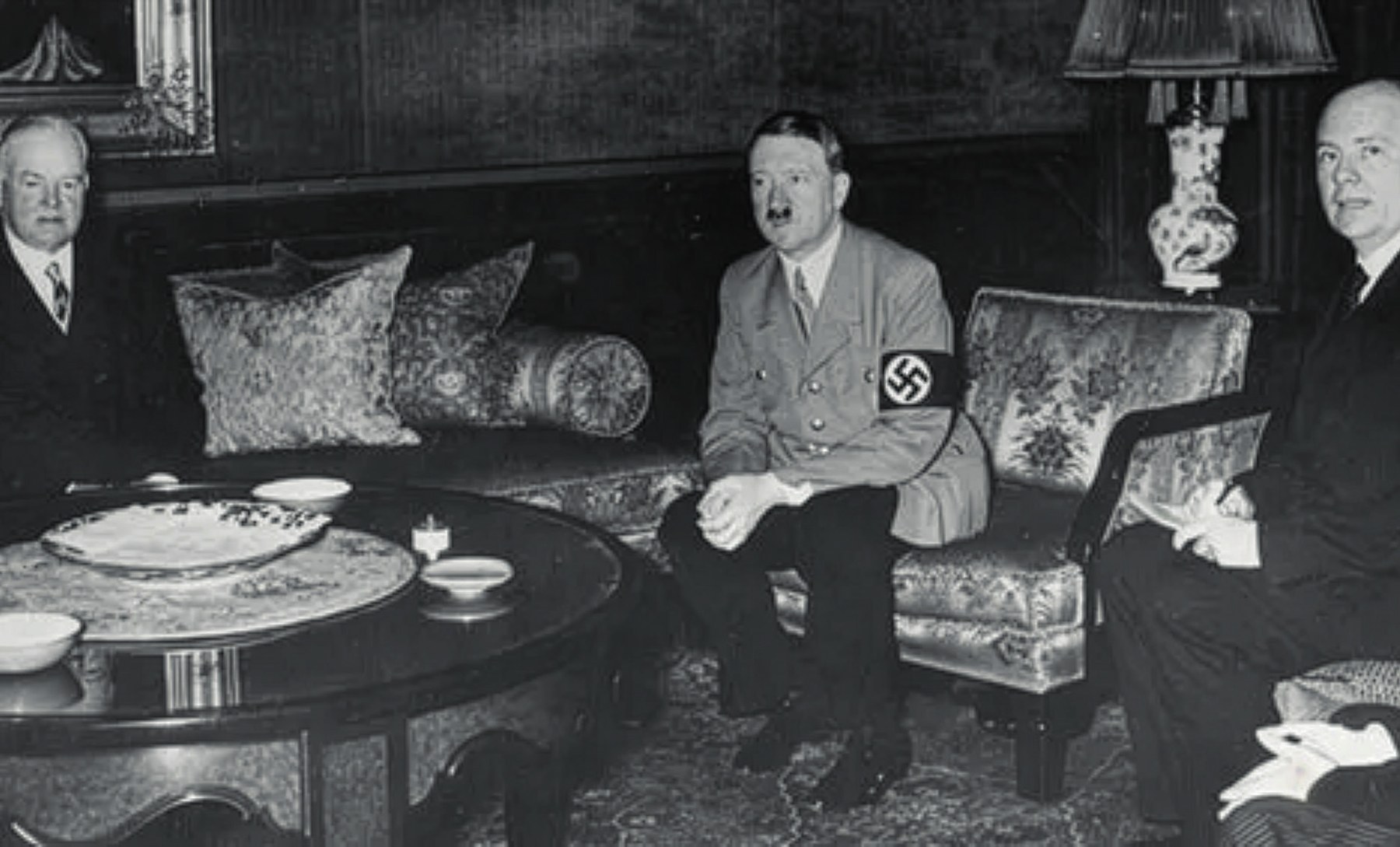Eski Başkan Hoover, 8 Mart 1938'de Reich Şansölyeliği'nde Şansölye Adolf Hitler ve Hugh Wilson ile birlikte (Fotoğraf: National Archives, 2017).