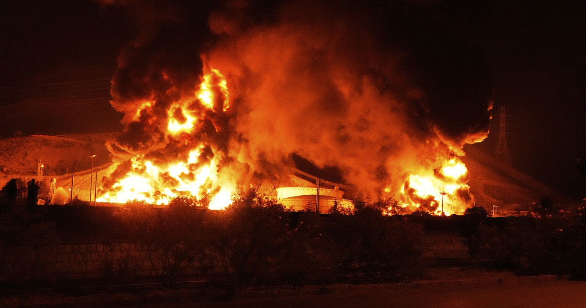 “A potential U.S.-Israeli military strike against Iran in 2025 could be seen as an attempt to eliminate the last major regional challenger to American primacy in the Middle East”. Photo taken on June 15, 2025, shows an oil storage facility that caught fire after being attacked by Israel near the Iranian capital Tehran (Photo: China Daily, 2025).