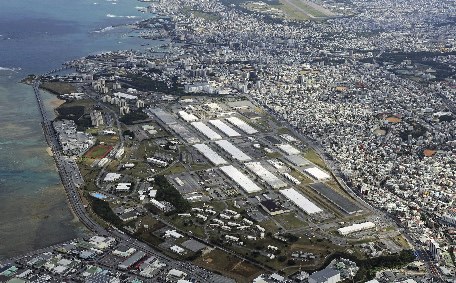 29 Aralık 2024 tarihinde çekilen hava fotoğrafında, Okinawa’daki ABD’nin Japonya Kuvvetleri’nin Makiminato Hizmet Alanı ve Futenma Hava Üssü görülüyor (Fotoğraf: CGTN, 2025).