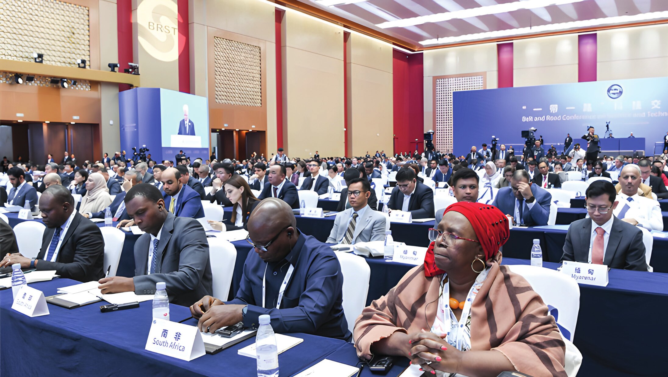 KYG kapsamında bilimsel işbirliğini güçlendirmek amacıyla 6-7 Kasım 2023 tarihlerinde Çin'in Chongqing kentinde 1. Kuşak ve Yol Bilim ve Teknoloji Değişim Konferansı düzenlendi (Fotoğraf: Xinhua, 2023).