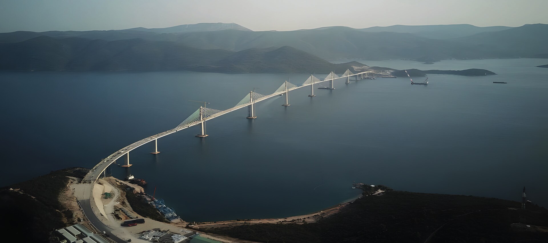 29 Temmuz 2021’de çekilen fotoğraf Hırvatistan'ın güneyindeki Komarna yakınlarındaki Mali Ston Körfezi’nde Kuşak ve Yol Girişimi kapsamında Çin’in inşa ettiği Peljesac Köprüsü’nü gösteriyor. Adriyatik Denizi’ndeki Mali Ston Körfezi üzerindeki 2,4 km’lik köprü, Bosna-Hersek topraklarının kısa bir şeridini atlayarak Hırvatistan anakarasını ve en güneydeki Dubrovnik-Neretva İlçesinin Peljesac Yarımadasını birbirine bağlıyor (Fotoğraf: Xinhua/Gao Lei, 2021).