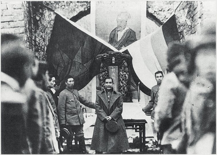 Sun Yat-sen, 1912 yılında Beş Irk Bir Birlik Bayrağı ve Beyaz Güneşli Mavi Gökyüzü bayrağı önünde duruyor (Fotoğraf: Xinhua, 2020).