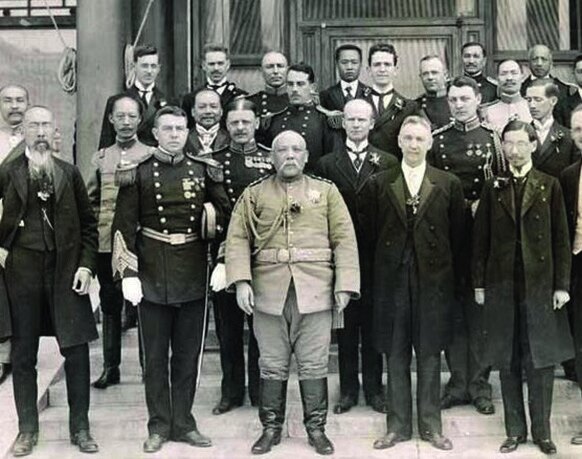 Bütün monarşistleri birleştiren Yuan Shikai, GMD’ye karşı büyük bir saldırı başlatmış ve otoriter diktatörlüğünü ilan etmiştir (Fotoğraf: Sina, 2021).