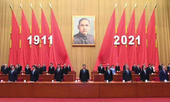 ÇHC Devlet Başkanı Xi Jinping ve ÇKP liderleri, 9 Ekim 2021'de Çin'in başkenti Pekin'deki Büyük Halk Salonu'nda 1911 Devrimi'nin 110. yıl dönümünü anma toplantısında (Fotoğraf: Xinhua, 2021).