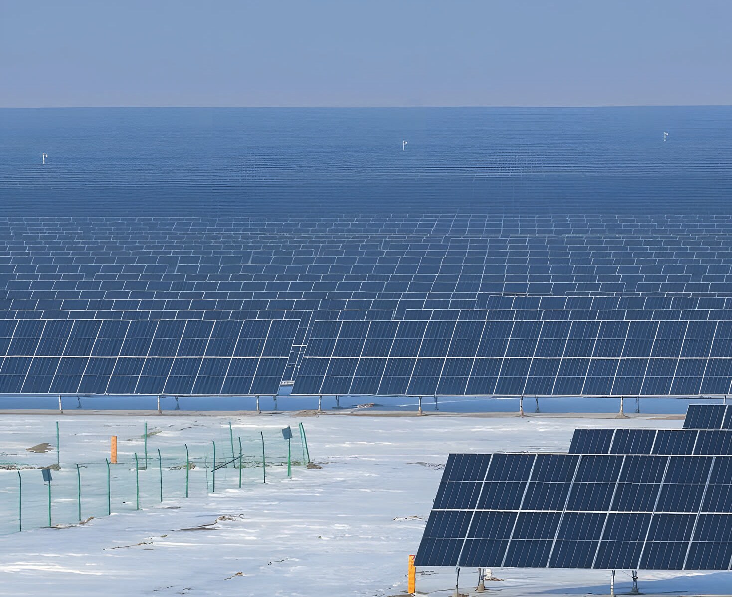 Çin’in kuzeybatısındaki Sincan Uygur Özerk Bölgesi, Changji Hui Özerk Bölgesi, Mori'nin Kazak Özerk İlçesi’nde bir fotovoltaik enerji projesi, 20 Aralık 2023 (Fotoğraf: Xinhua, 2023).