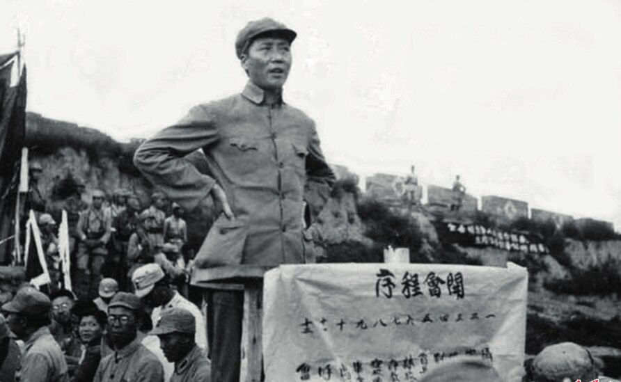 Mao Zedung 1 Ağustos 1938'de, Yenan Japonya'ya Karşı Askeri ve Siyasi Üniversite’nin dördüncü öğrenci grubunun mezuniyeti ve 1 Ağustos Nanchang Ayaklanması'nın 11. yıldönümü nedeniyle düzenlenen törende konuşurken (Fotoğraf: Mao Zedung’un portreleri [1937-1938], 2025).