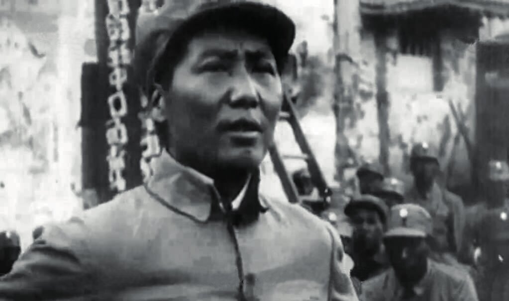Mao Zedung, 1938 yılında Japonya'ya Karşı Askeri ve Siyasi Üniversite'de bir konuşma yaparken (Fotoğraf: Mao Zedung’un portreleri [1937-1938], 2025).