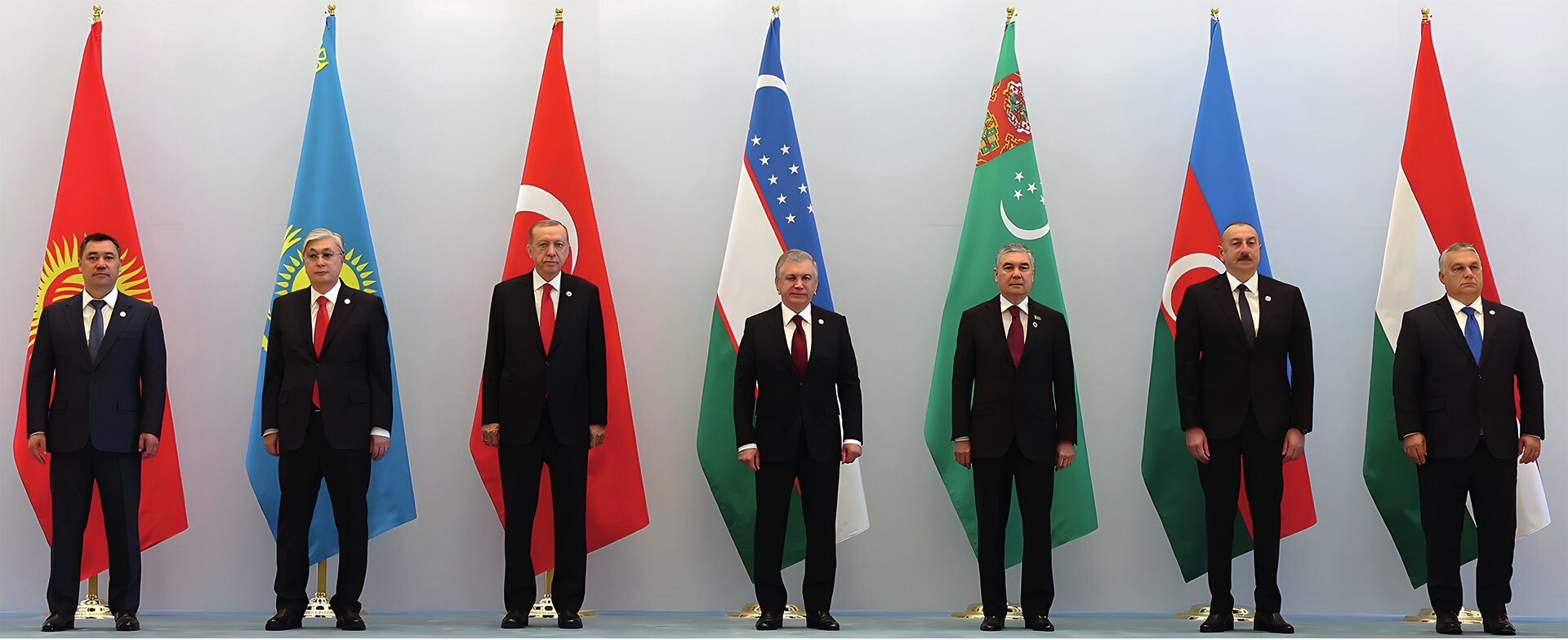 TDT üyeleri Kırgızistan, Kazakistan, Türkiye, Özbekistan, Azerbaycan ile TDT gözlemcileri Türkmenistan, Macaristan bayrakları ve devlet başkanları (Fotoğraf: TDT website, 2023).