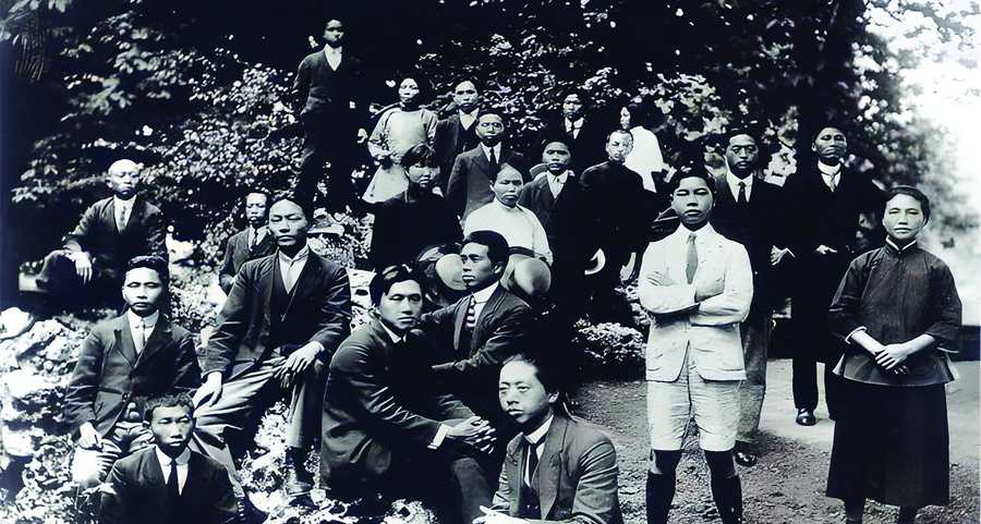 Temmuz 1920'de Fransa'da kalan Cai Hesen, Xiang Junyu ve Xinmin Derneği'nin diğer üyeleri. (Zhongguo Qingnian Wang, t.y.)