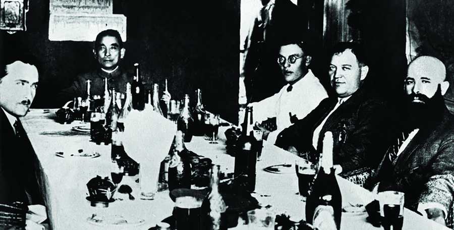 1924'te Sun Yat Sen (soldan ikinci), Sovyetler Birliği’nin Çin’deki askeri danışmanı Vasily Blyukher (soldan ilk- 1924’ten 1927’ye kadar Çin’de kalmıştır.) ve diğer Sovyet danışmanları.
