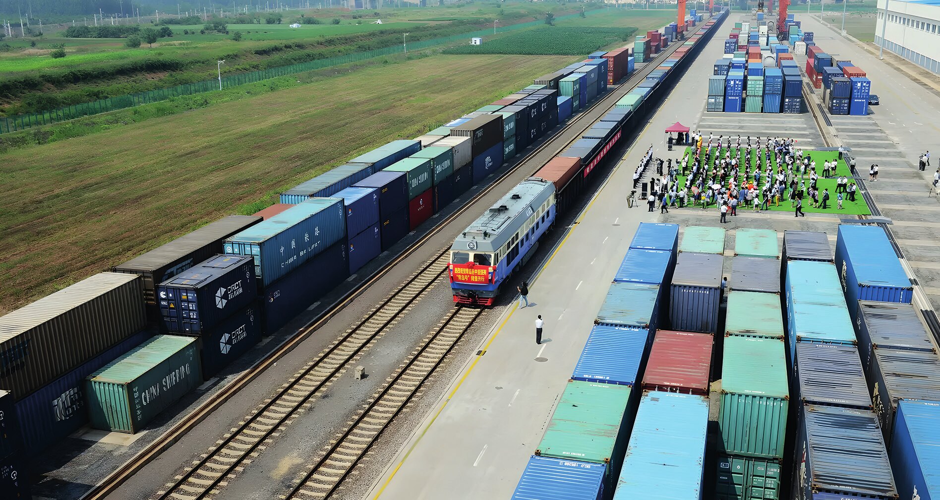 1 Temmuz 2015’te Orta Asya’ya giden bir yük treni Doğu Çin’in Shandong eyaletindeki Qingdao CRIntermodal merkez istasyonundan hareket ediyor (Fotoğraf: CGTN, 2018).