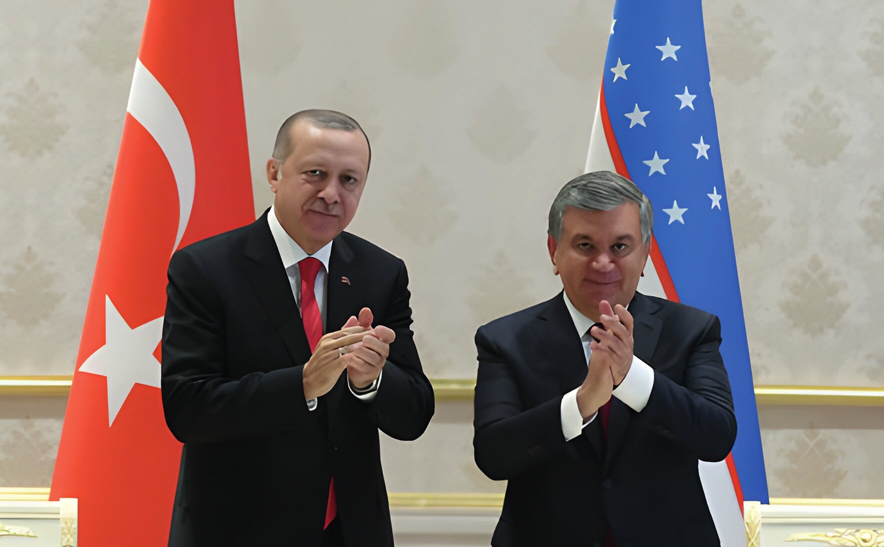 Cumhurbaşkanı Recep Tayyip Erdoğan ve Cumhurbaşkanı Şevket Mirziyoyev; Özbekistan, Türk Konseyi’ne katılma kararı almıştır (Fotoğraf: TCCB, 2018).