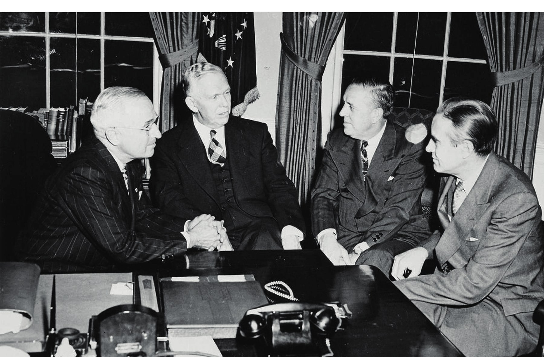 “Marshall Planı da Amerikan liberalizminin yayılmasının bir aracı olarak görülmüştür.” Soldan sağa, Başkan Harry S Truman, General George Marshall, Paul Hoffman ve Averell Harriman, Oval Ofis'te Marshall Planı'nı tartışırken, 29 Kasım 1948 (Fotoğraf: National WW2 Museum, 2022).