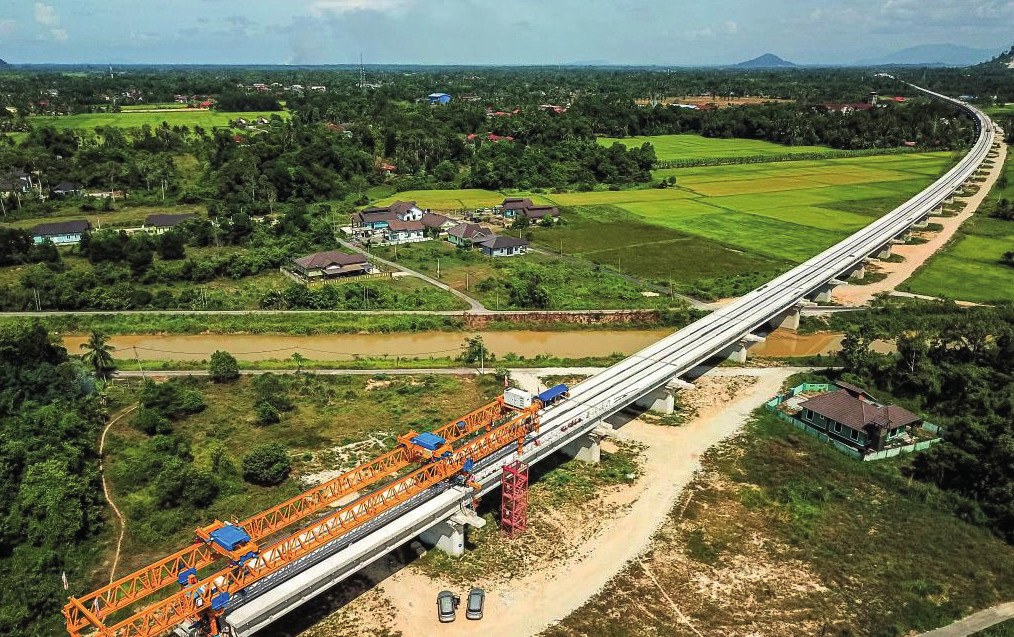 “Malezya’nın Çin ile işbirliği içinde yürüttüğü Doğu Kıyısı Demiryolu Bağlantısı (ECRL), Malezya’nın iç nakliye kapasitesini artırmayı ve dengeli bölgesel kalkınmayı teşvik etmeyi amaçlamaktadır” (Fotoğraf: Xinhua, 2023).